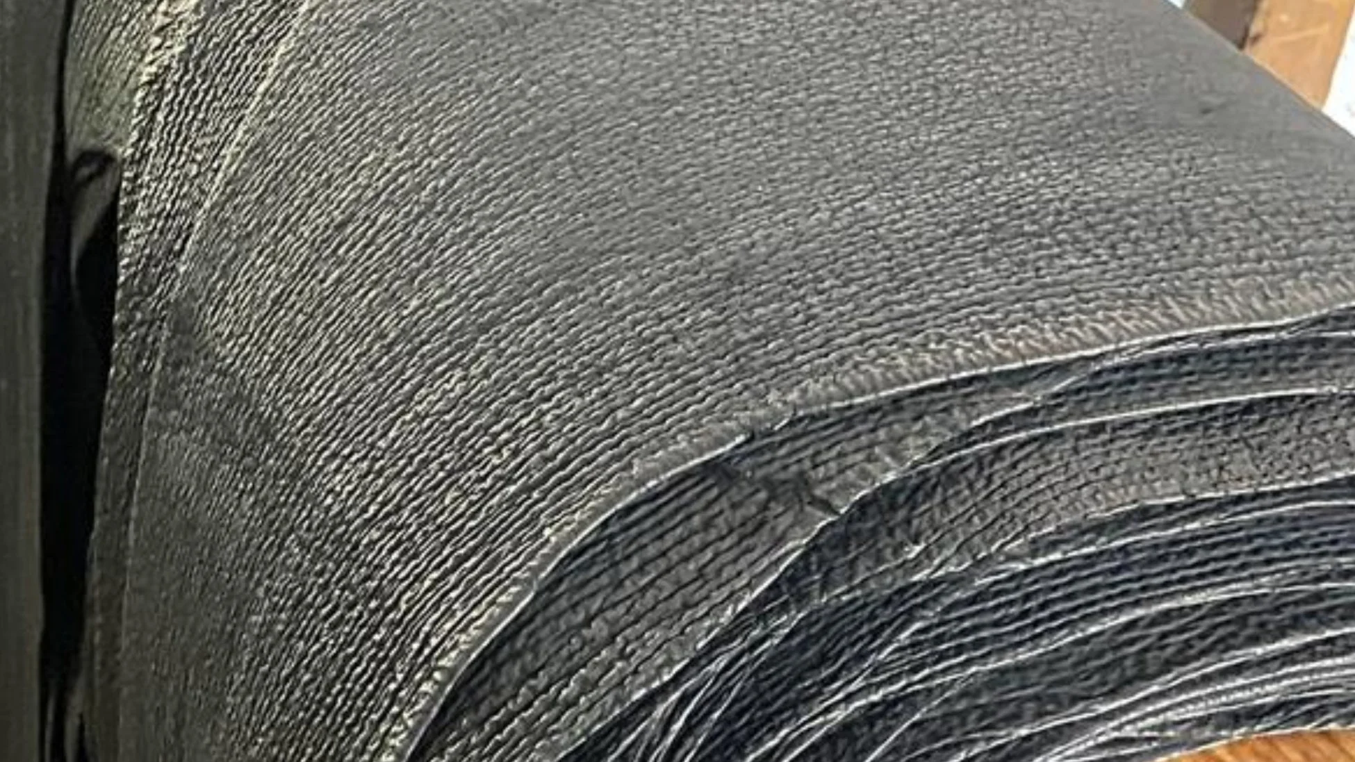 ロール状に巻かれたサメ革