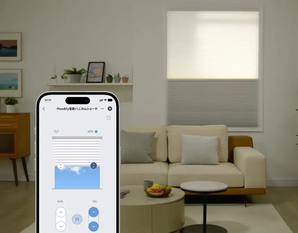 スマートフォンアプリで電動ハニカムシェードを操作する様子