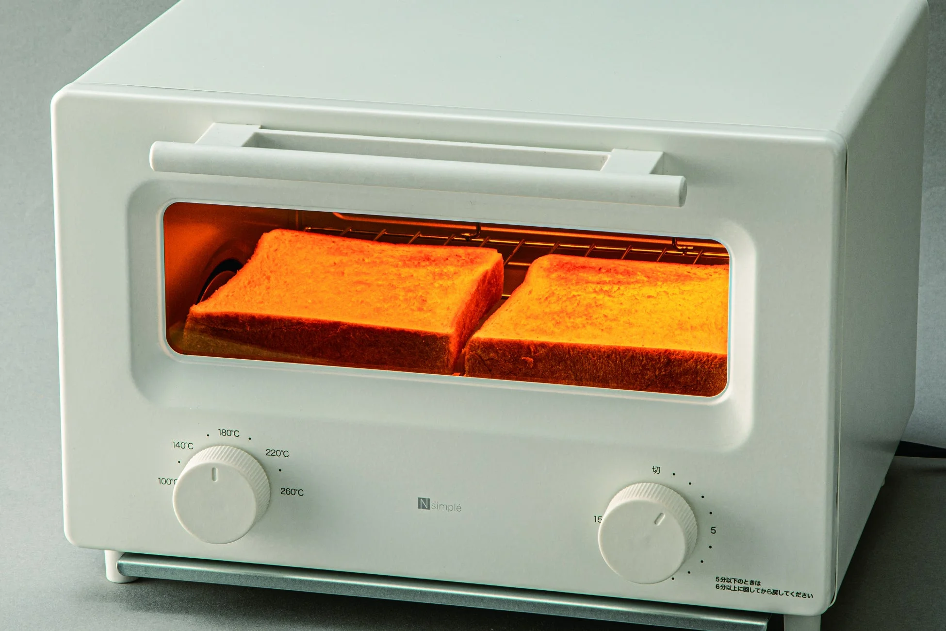 トースターで焼かれる食パン
