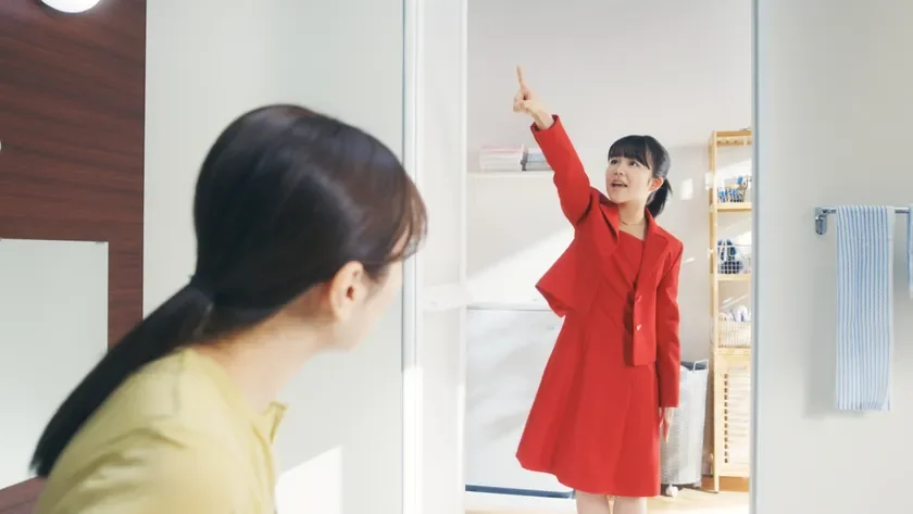 CMカット：永瀬ゆずなさんが天井を指差す