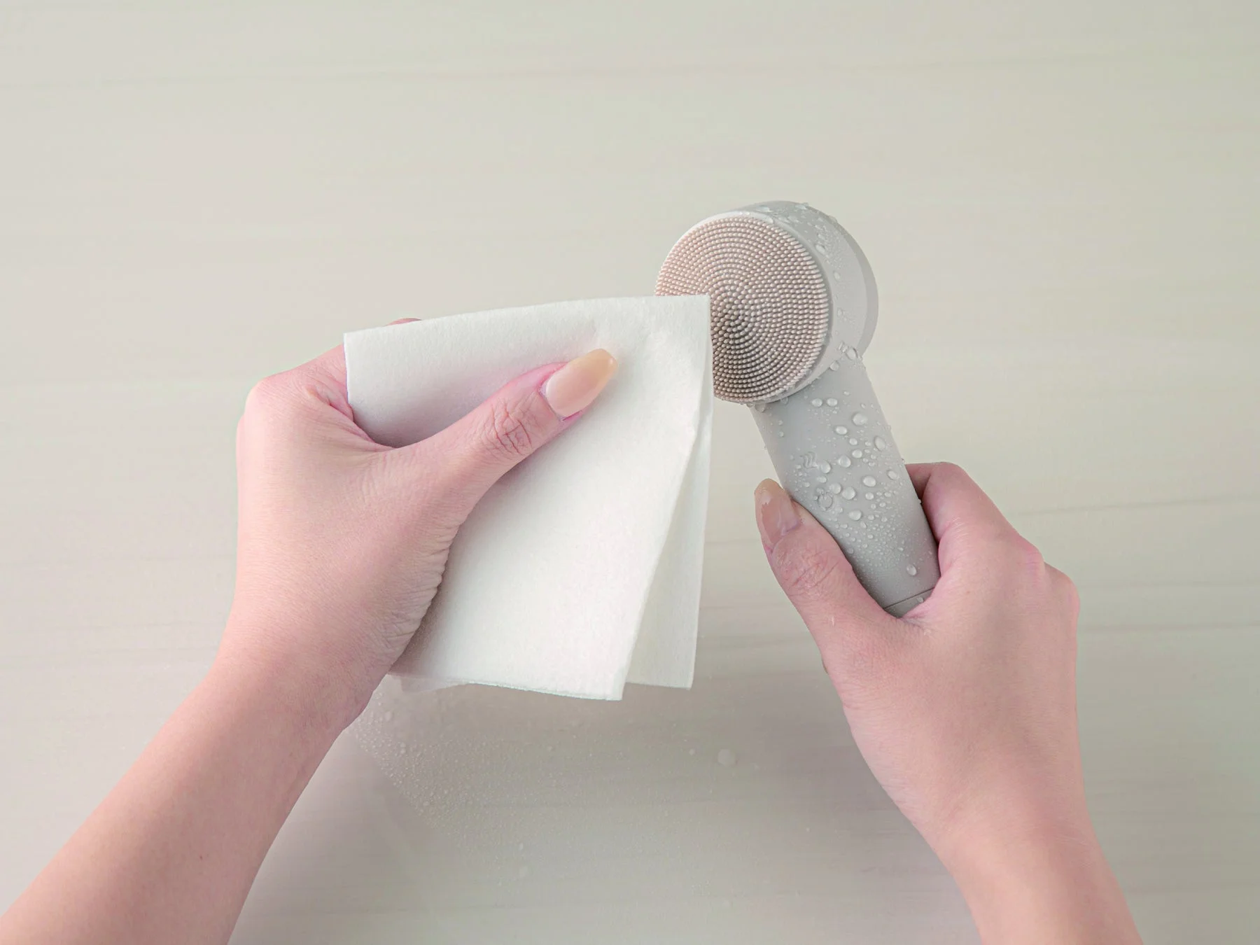 洗顔ブラシの清掃風景