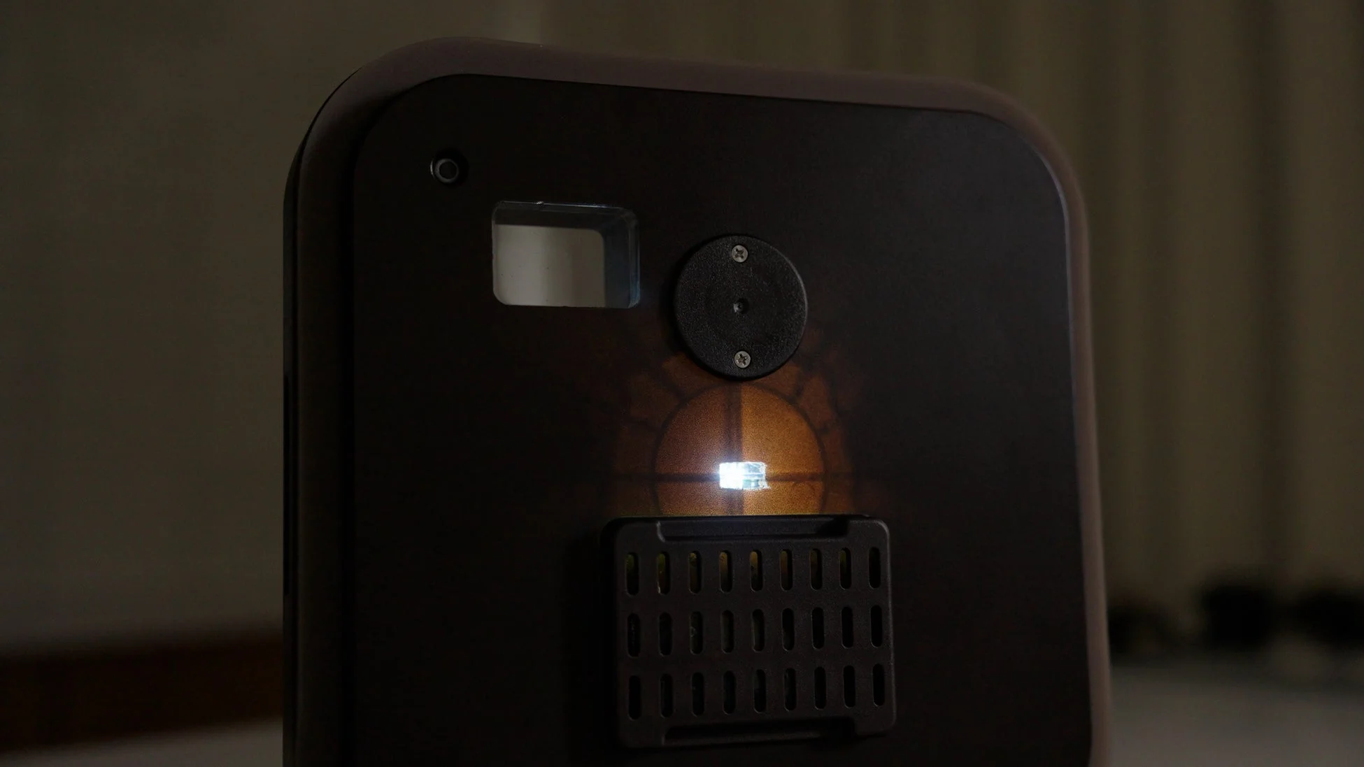 のぞき窓とLEDライト