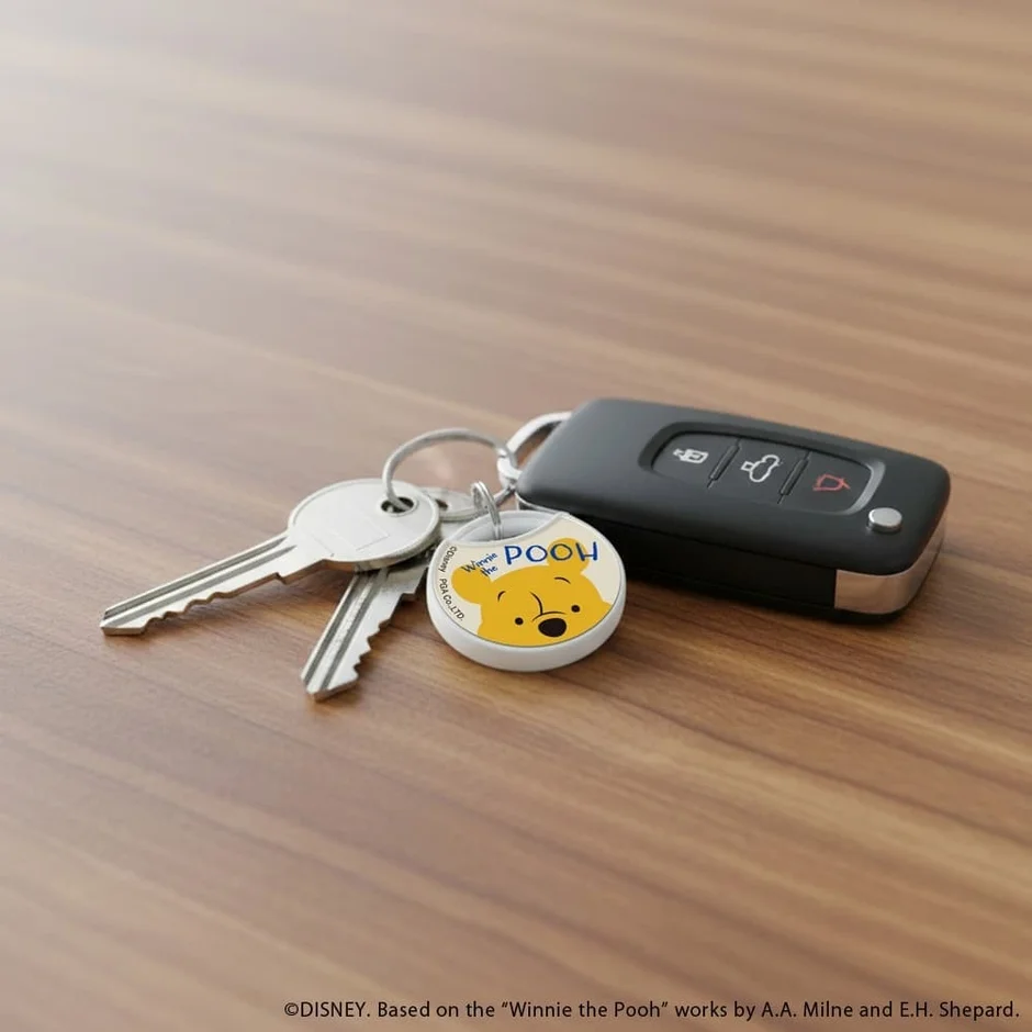 くまのプーさんの紛失防止タグが鍵に付いている様子