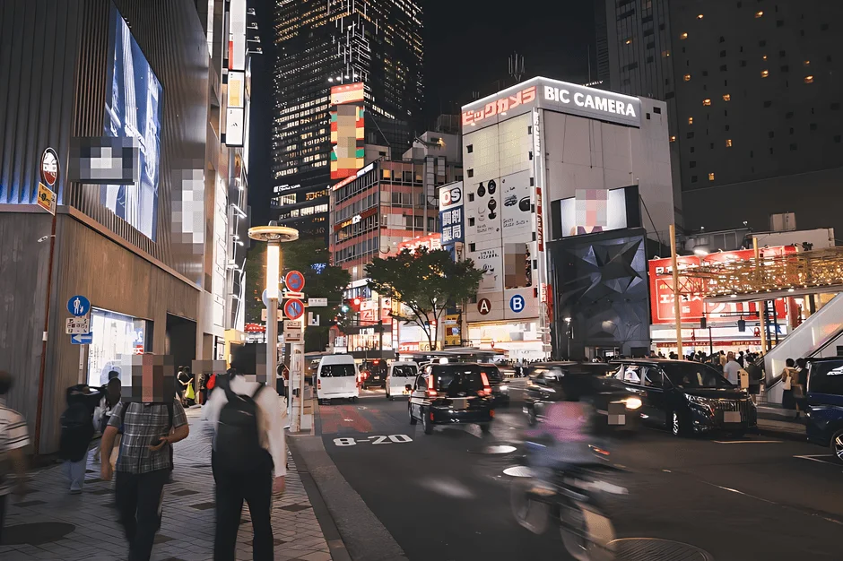 夜の日本の都市の繁華街の通り