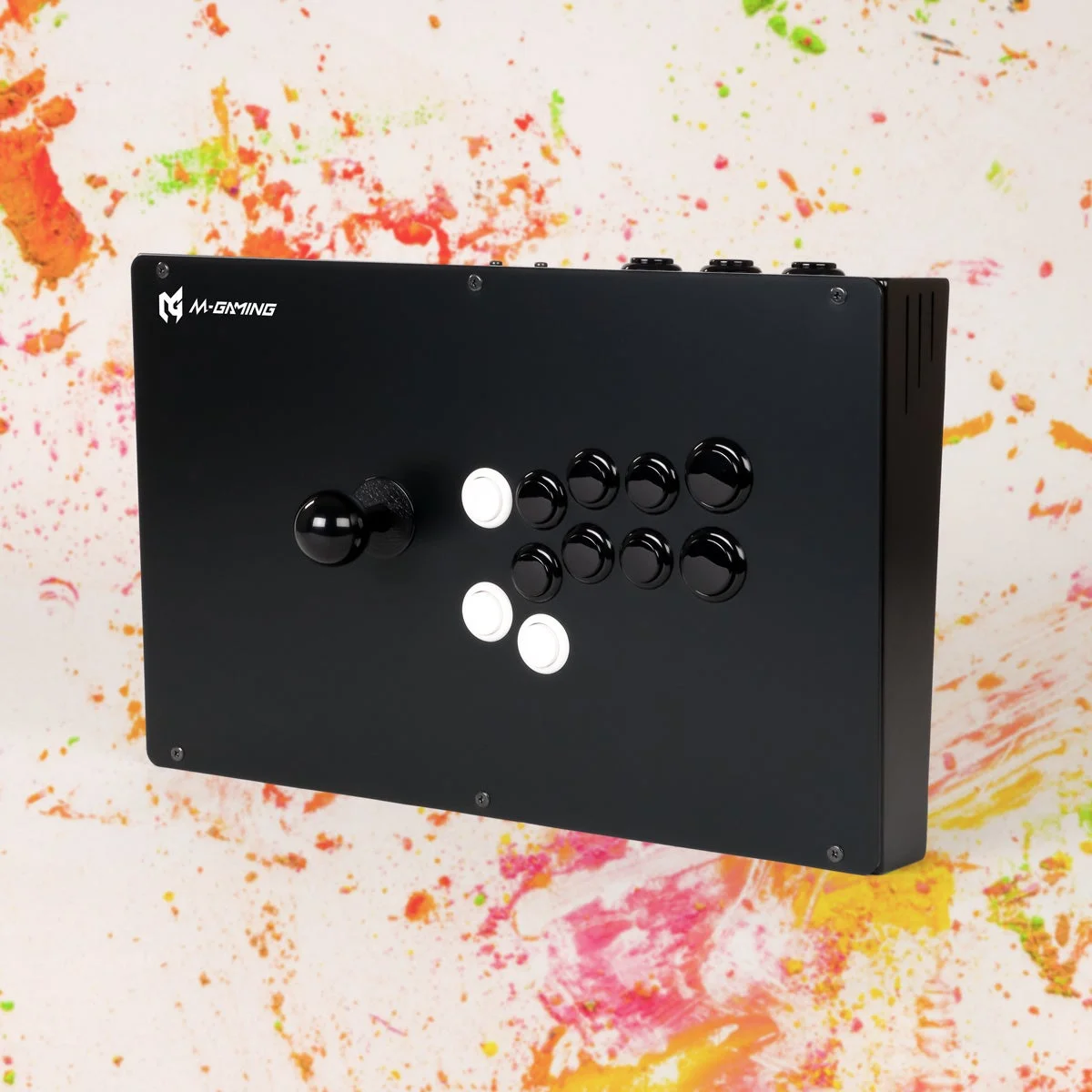 カラフルな背景に置かれたM-GAMING A02の筐体デザイン