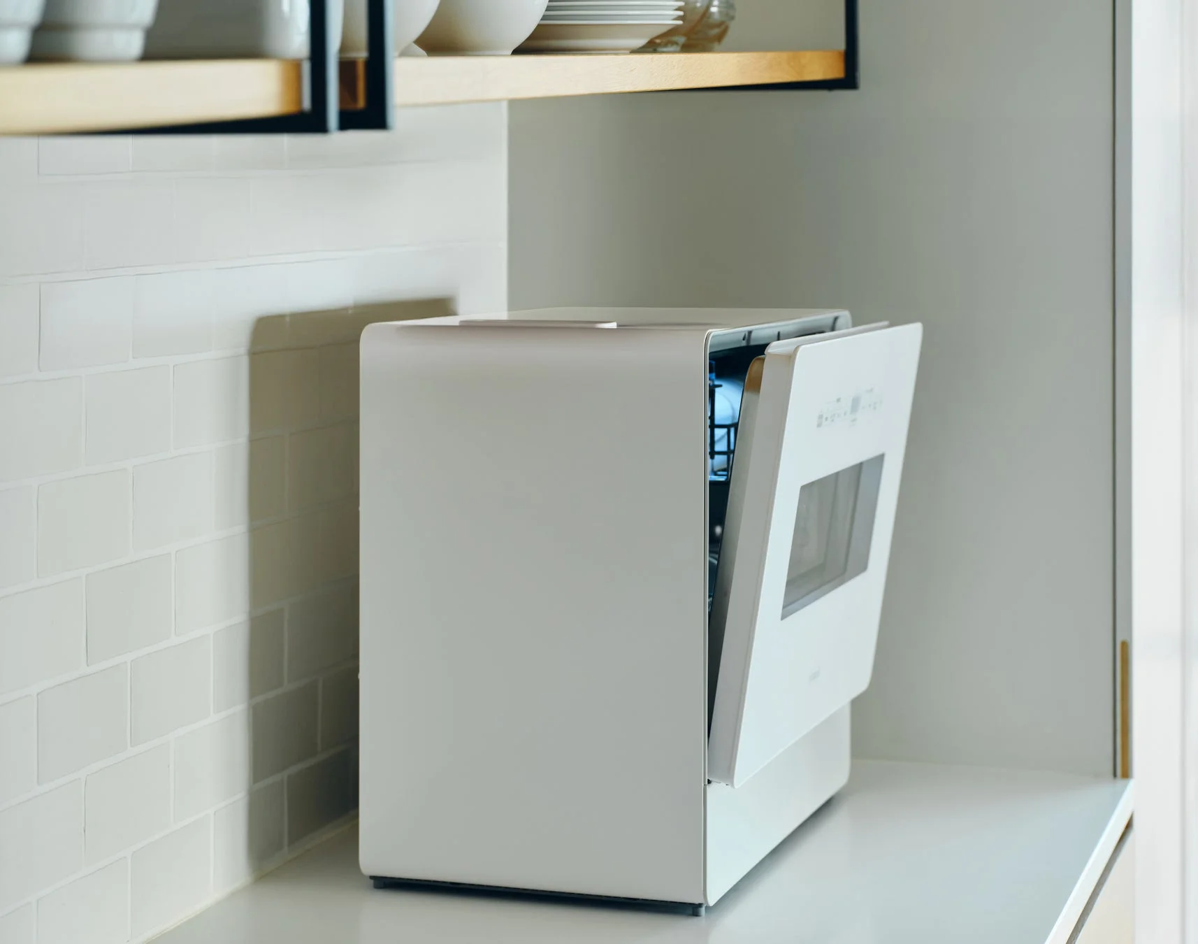 ドアが少し開いた食洗機