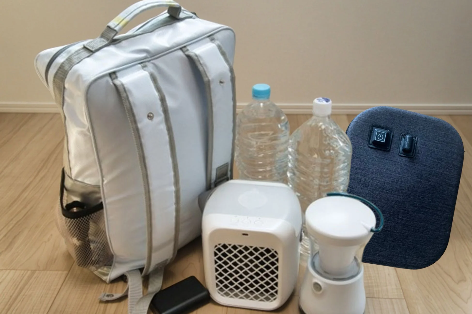 防災対策用の備蓄品が床に並べられている様子