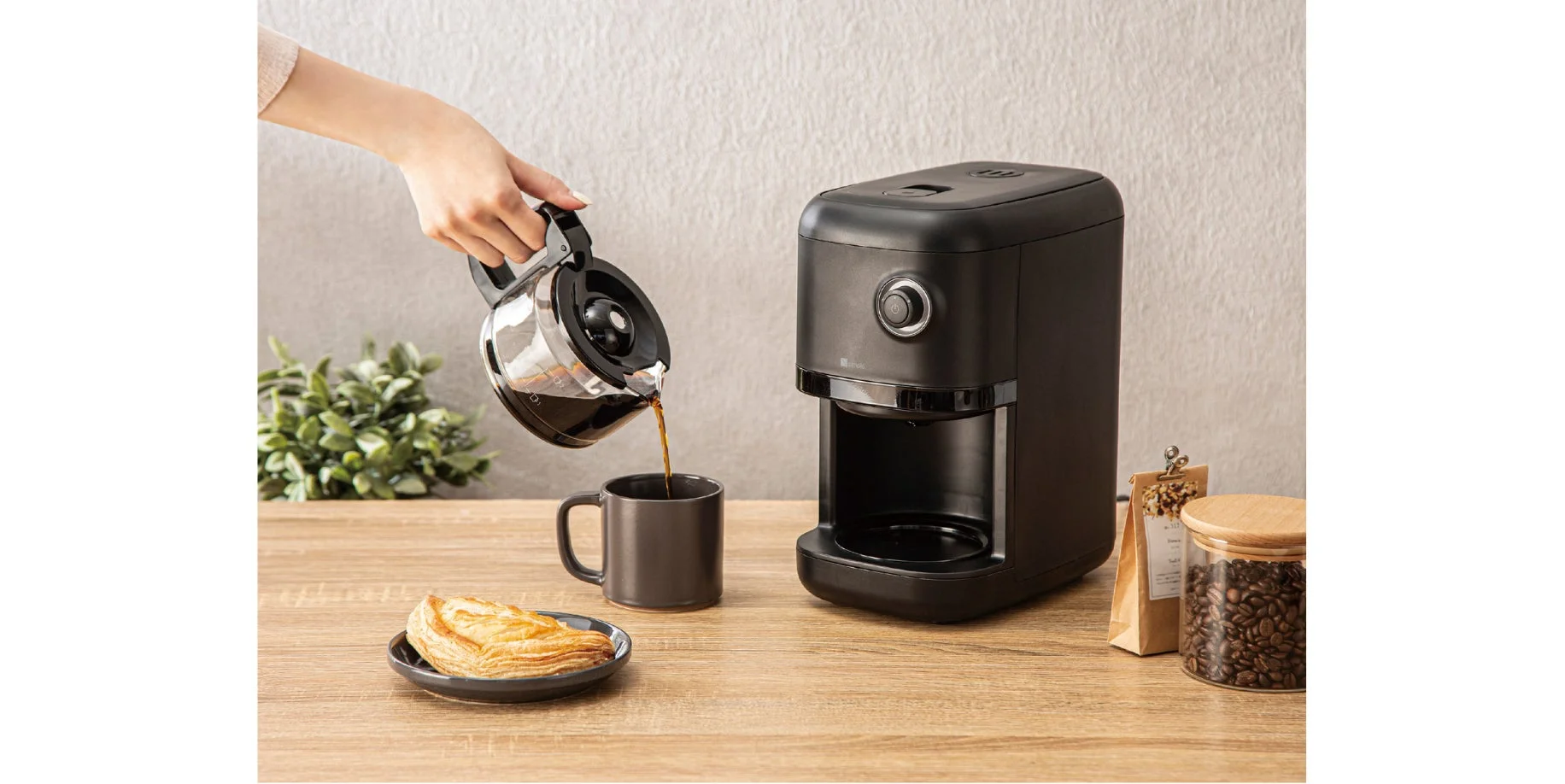 ニトリとエディオン共同開発の全自動コーヒーメーカーが9,990円で新登場！豆挽きからドリップまでおまかせ