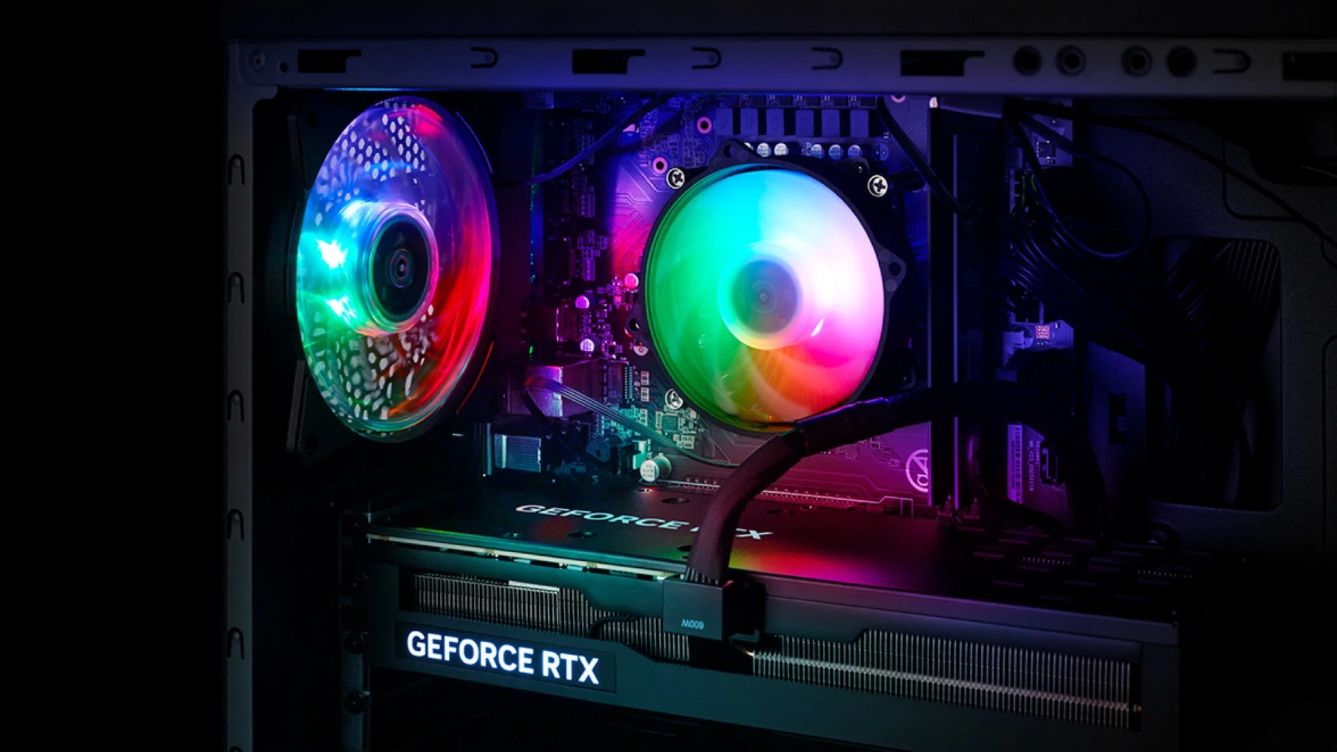 ゲーミングPCの内部（冷却ファン）