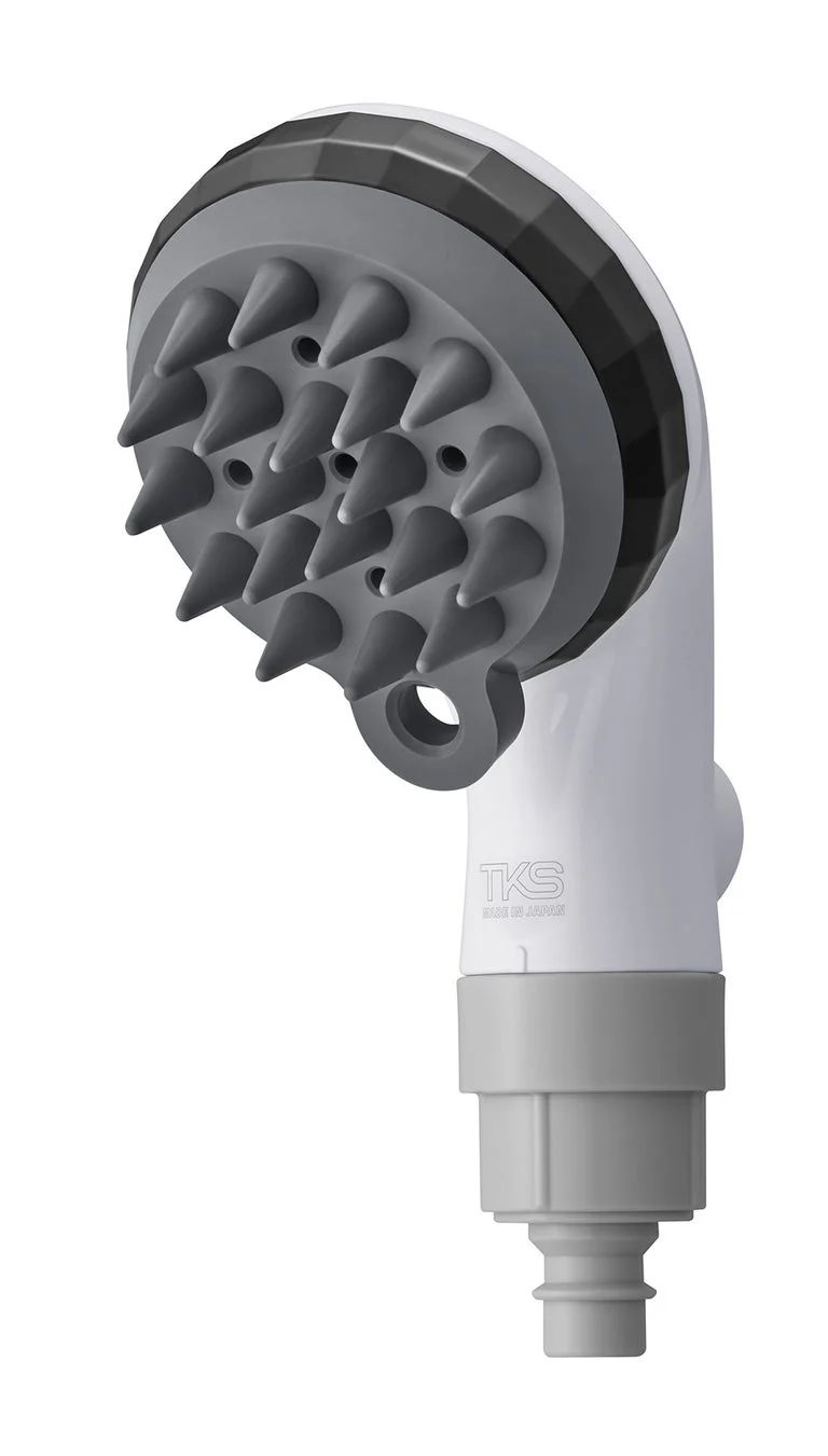 白い背景に、頭皮マッサージ用の突起が付いた白とグレーのシャワーヘッド