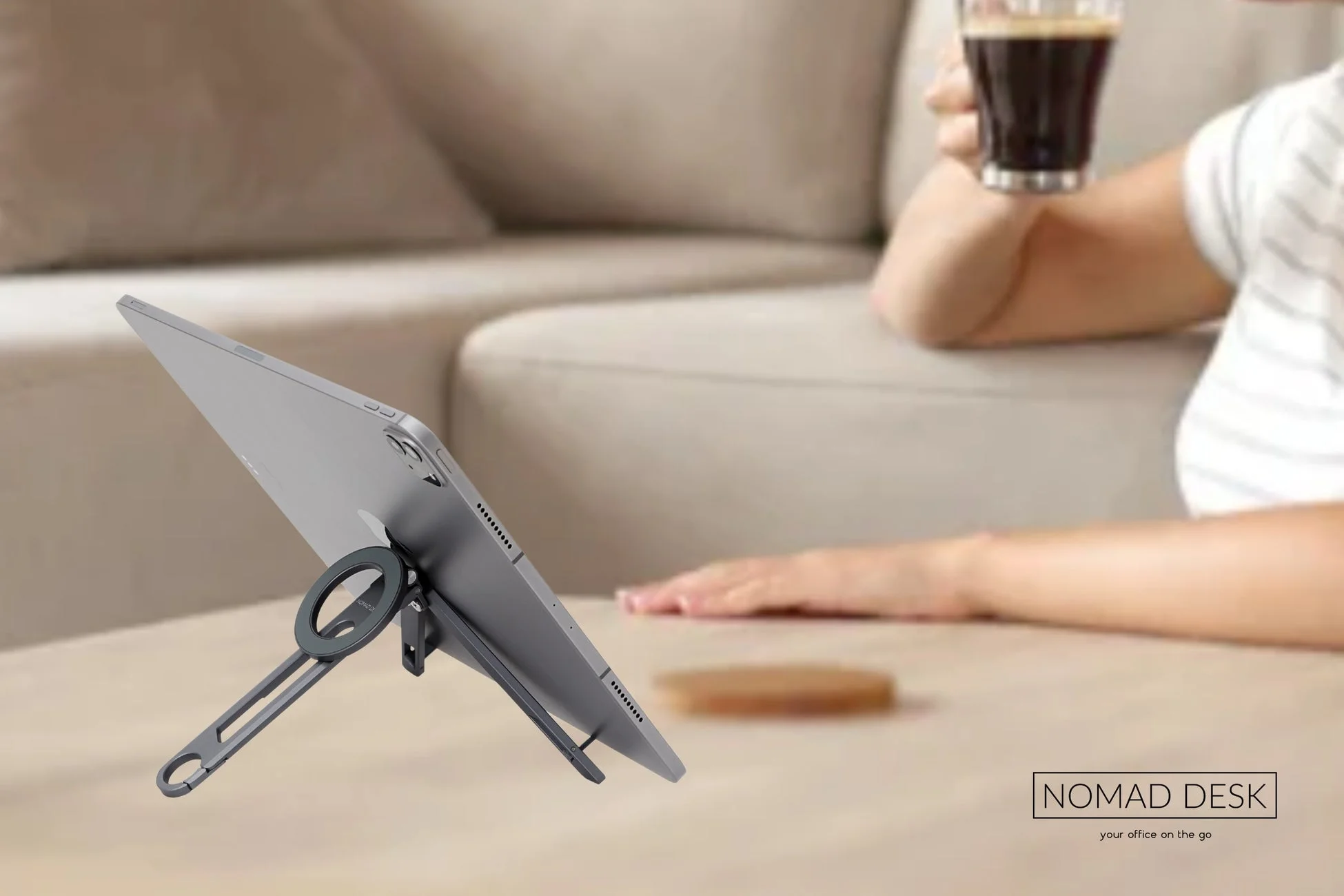 ソファでタブレットで動画視聴をする様子