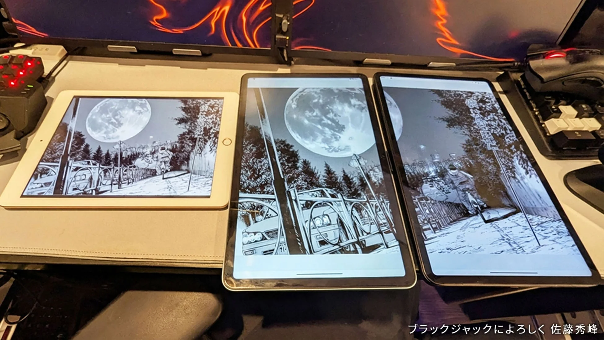 3台のタブレットに表示された漫画のページ