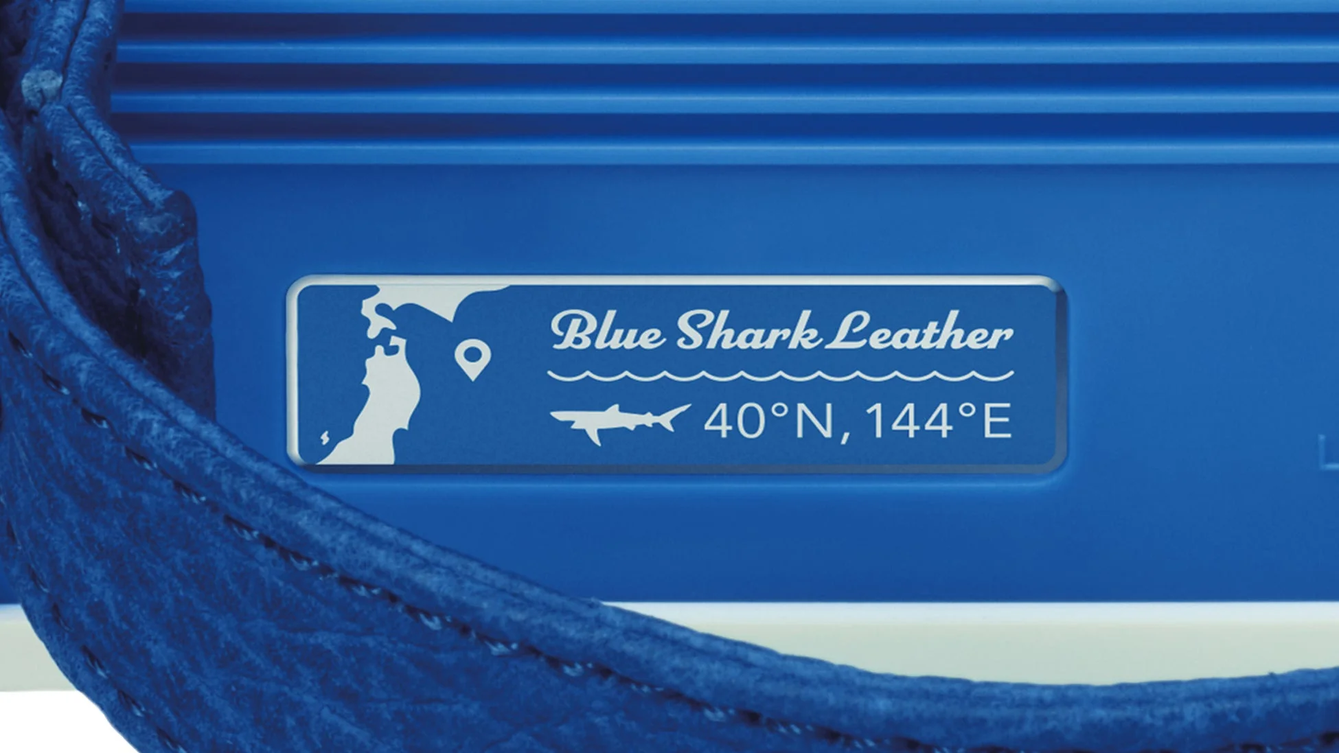 製品背面の金属プレート