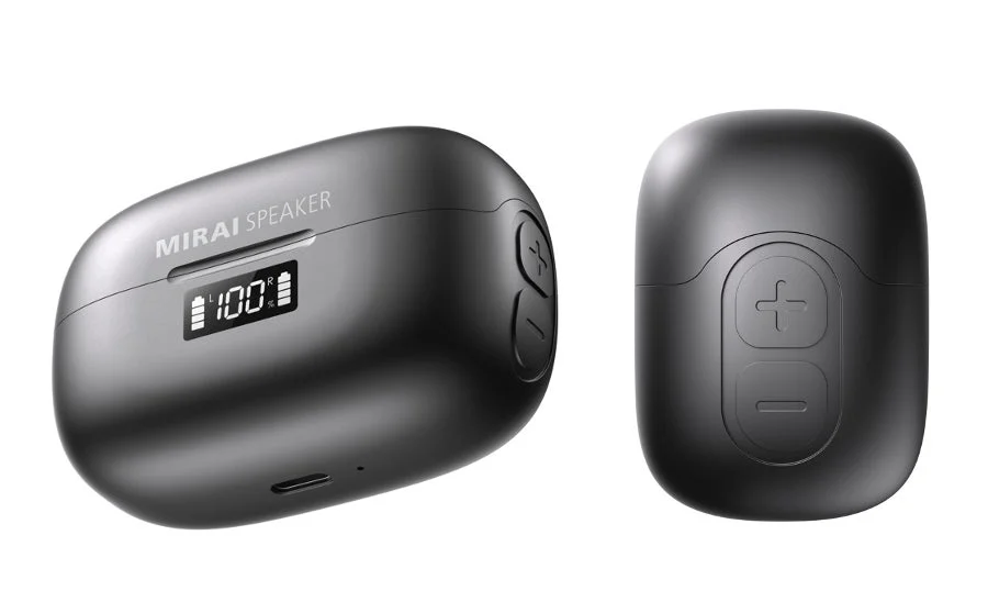 「MIRAI SPEAKER」と表示された黒いポータブルスピーカーの2つの角度からの画像です。片方にはバッテリー残量100%を示すデジタル表示と音量ボタンが見えます。