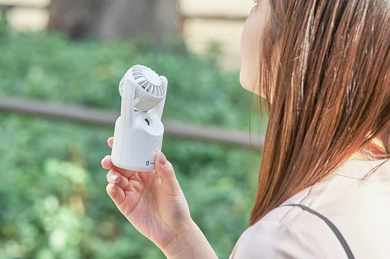 携帯扇風機、ハンディファン、女性、夏、暑さ対策、屋外、冷却、ミストファン
