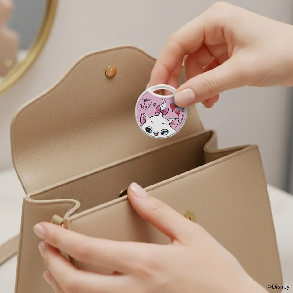 おしゃれキャットの紛失防止タグをバッグに入れる様子