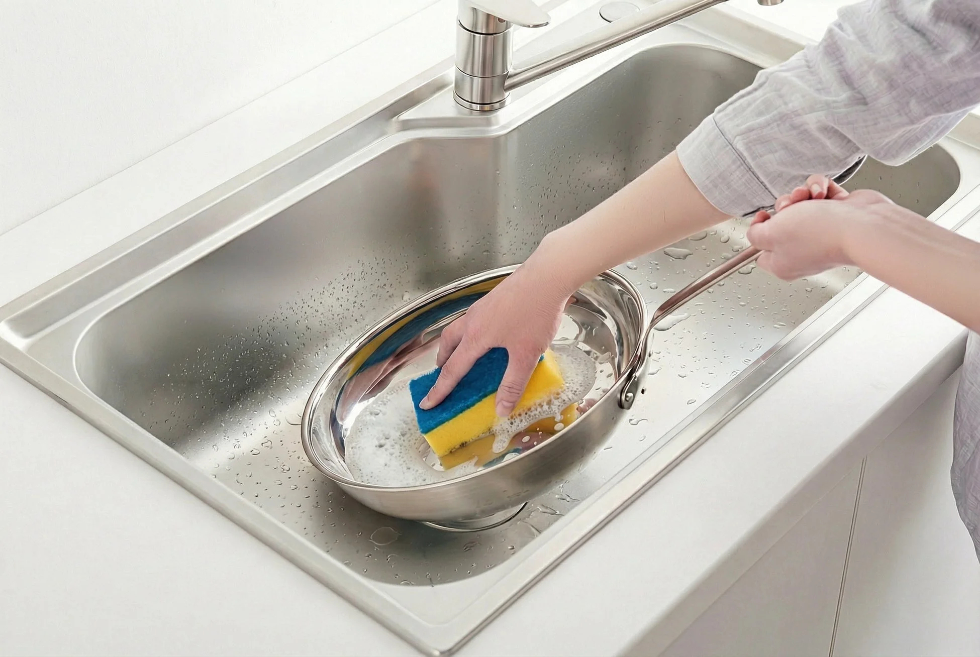 フライパンを洗浄する様子