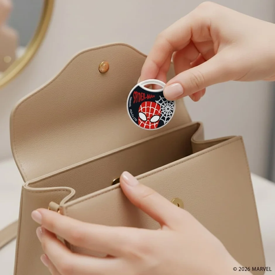 スパイダーマンの紛失防止タグをバッグに入れる様子