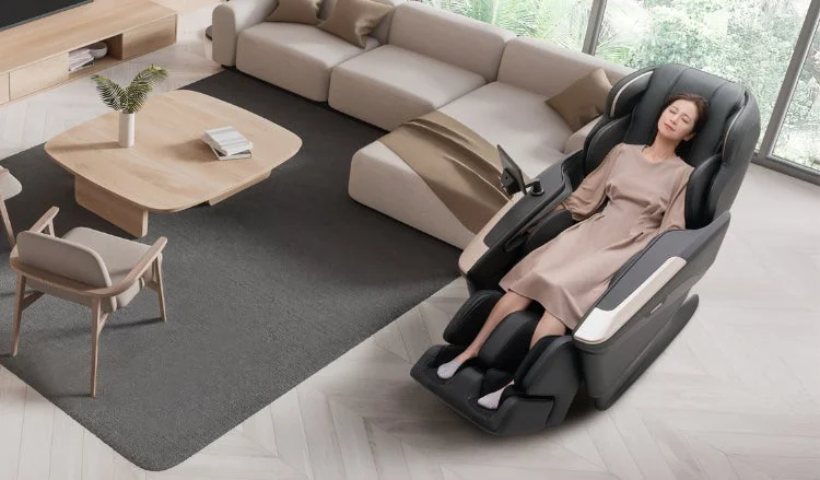 リビングでくつろぐ様子