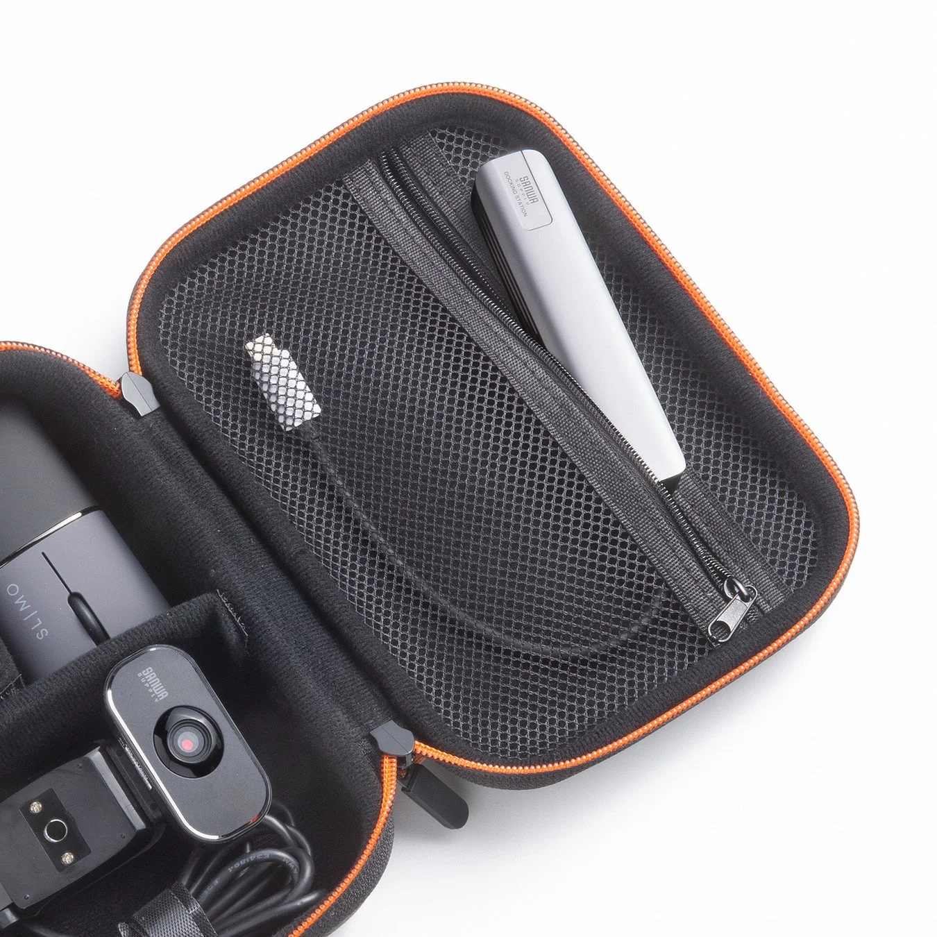 収納ケースに収められたドッキングステーション