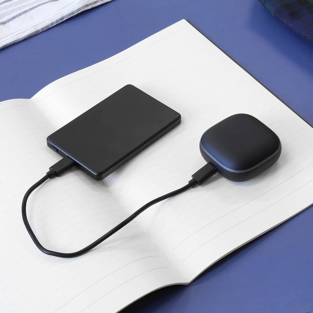 ワイヤレスイヤホンと小型電子機器が充電されている様子