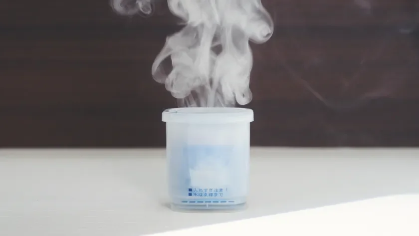 CMカット：くん煙剤から煙が立ち上る