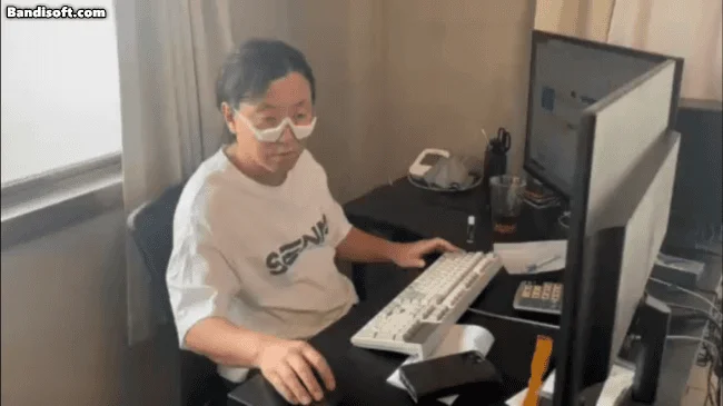 PC作業中にデバイスを装着している男性