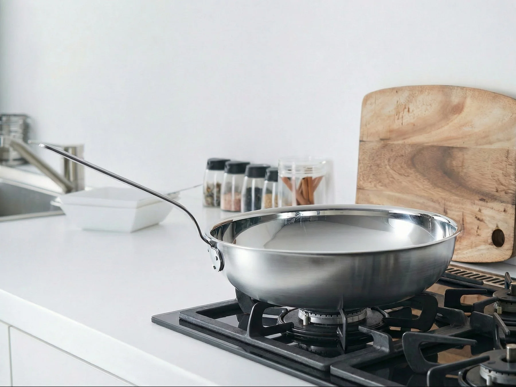 コンロに置かれたフライパン
