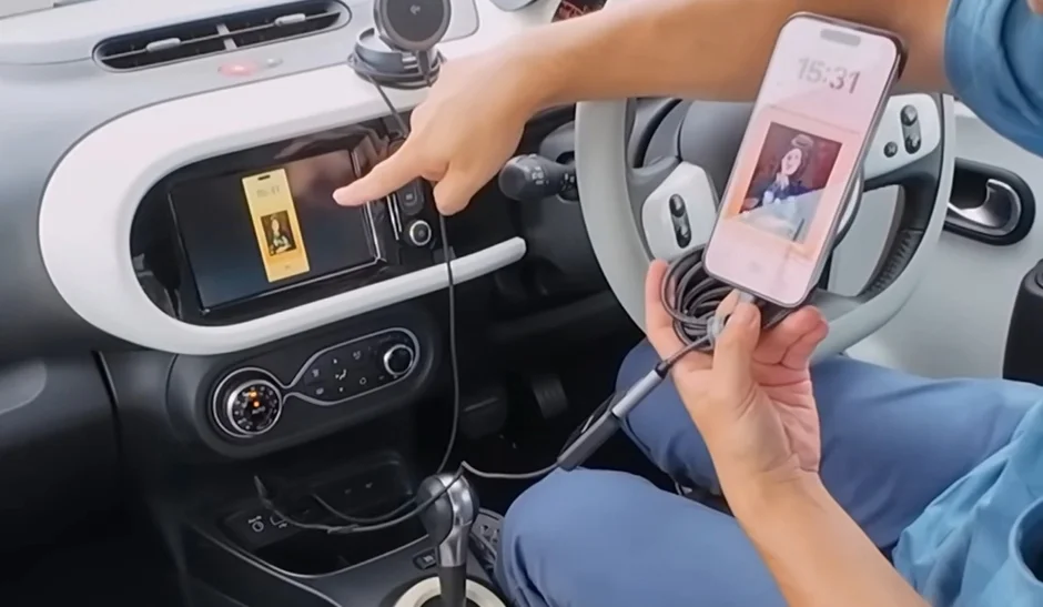 車内でスマホを接続している様子