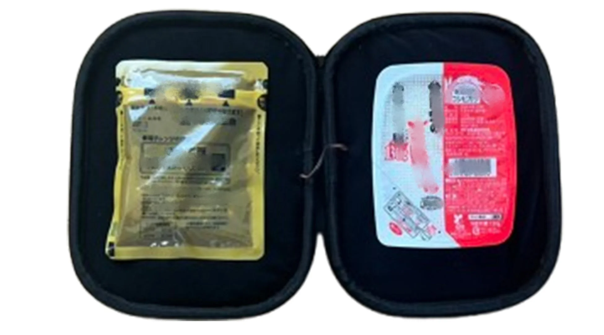 黒い開いたケースにレトルト食品を収納