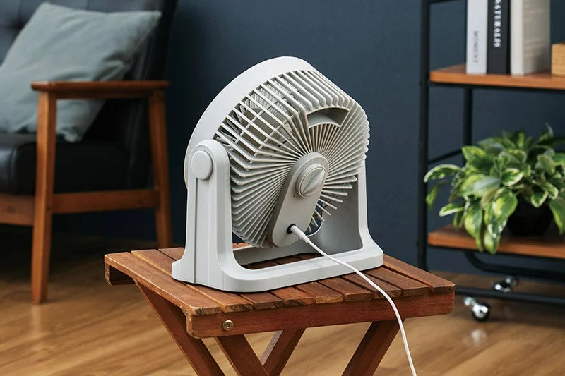 サーキュレーター,扇風機,家電,部屋,インテリア,木目,サイドテーブル,植物,リビング,家具