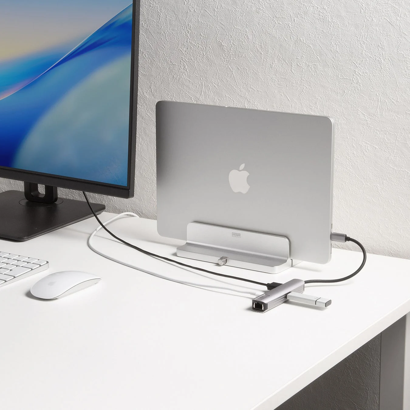 MacBookとドッキングハブを接続したデスク