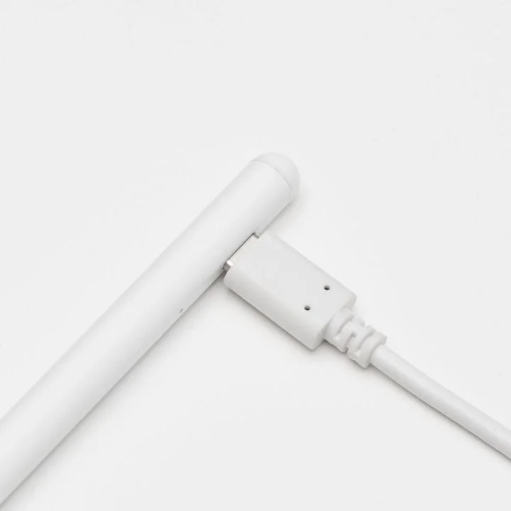 USB-Cケーブルで充電中のタッチペン