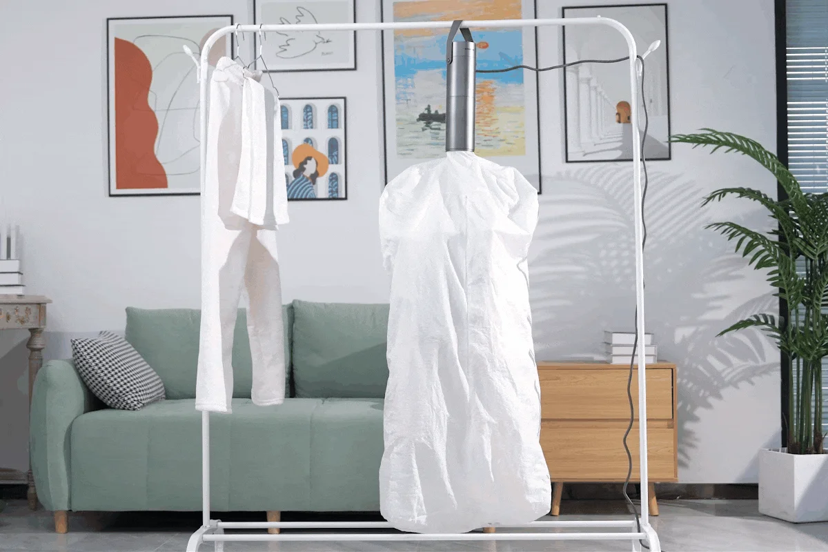 リビングルームのような空間で、衣類の乾燥やケアが行われている様子