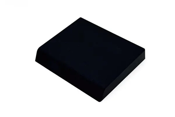 白い背景の上に置かれた、角がわずかに丸みを帯びた黒い長方形の物体