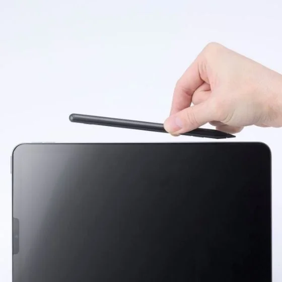 iPadの側面にタッチペンを固定する様子