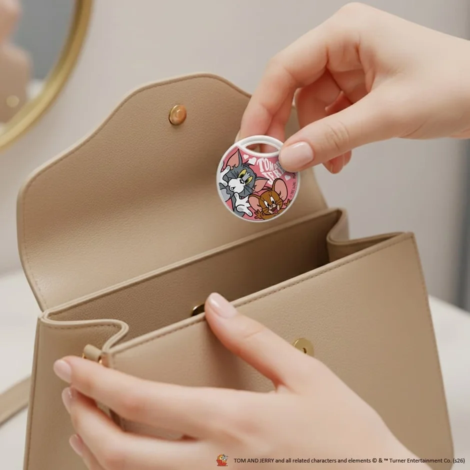 ハンドバッグにトムとジェリーのスマートタグを入れている様子