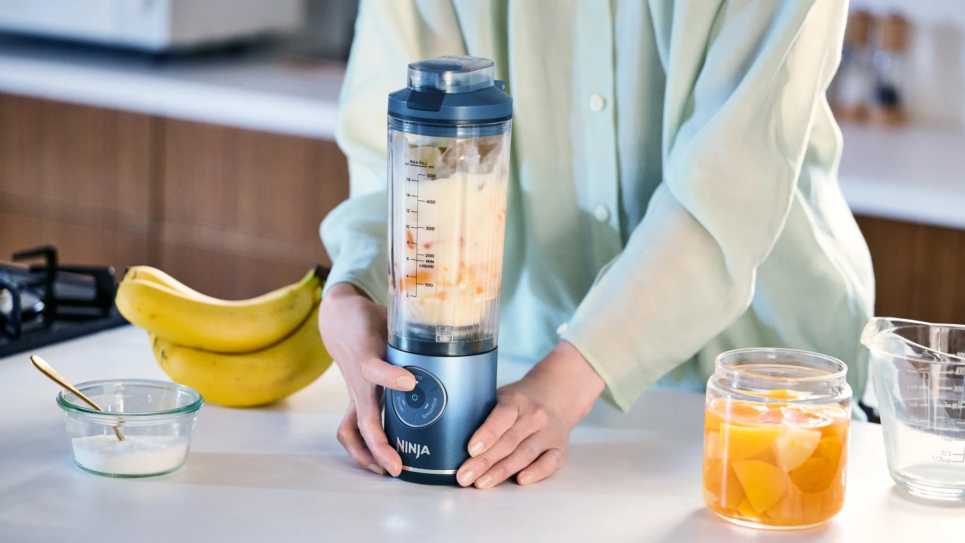 スムージー材料を準備する様子