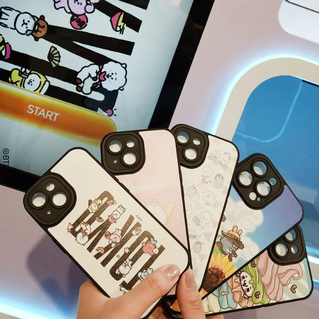 人気キャラクターBT21がデザインされたスマホケースと自動販売機の操作画面