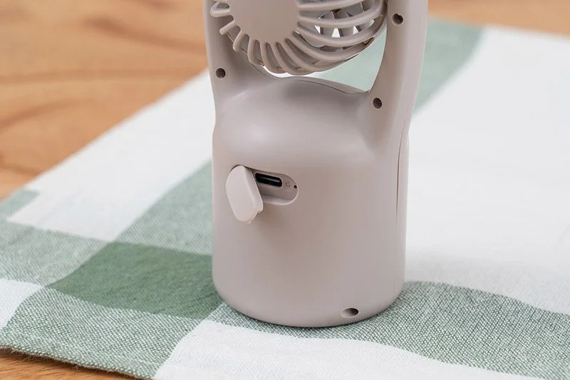 携帯扇風機、USB充電、家電、ガジェット、充電ポート、クローズアップ、ベージュ、チェック柄、デジタルガジェット、ポータブルファン、夏物家電