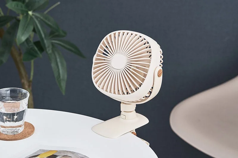 クリップで固定された扇風機