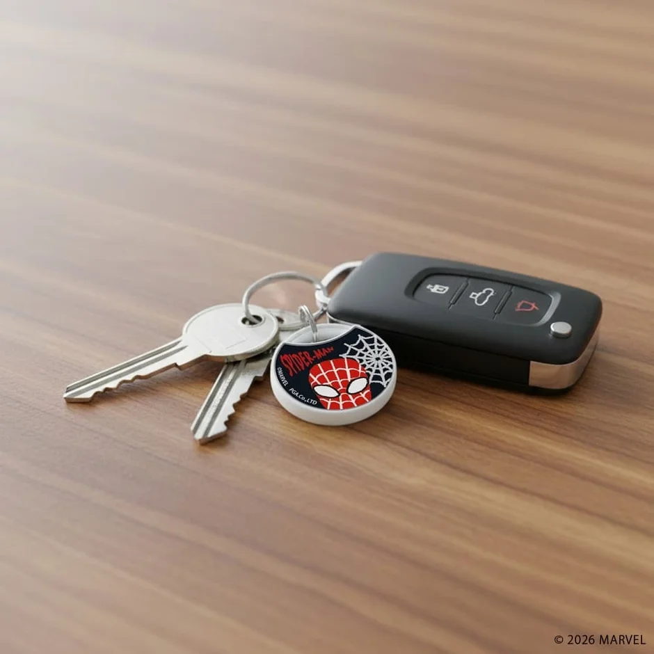 スパイダーマンの紛失防止タグが鍵に付いている様子