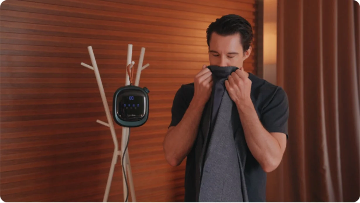 男性が衣類の匂いを嗅ぐ