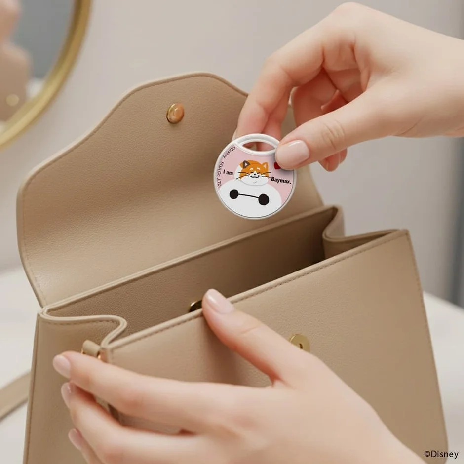 ベイマックスの紛失防止タグをバッグに入れる様子