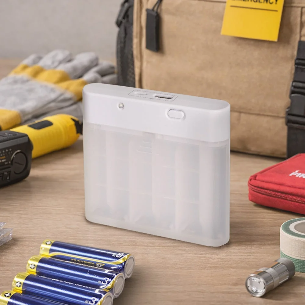 緊急時や災害時に備えるための様々な防災グッズが木製のテーブルに並べられている