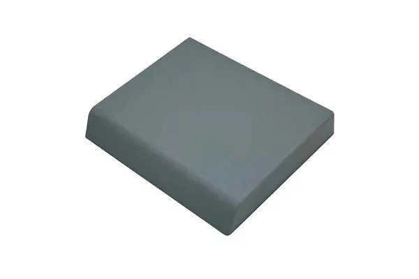 白い背景に、角が丸みを帯びた灰色の長方形のブロックが斜めに置かれている
