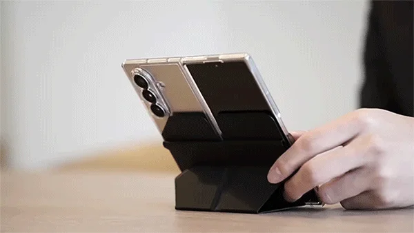 スマホをスタンドに立てた状態