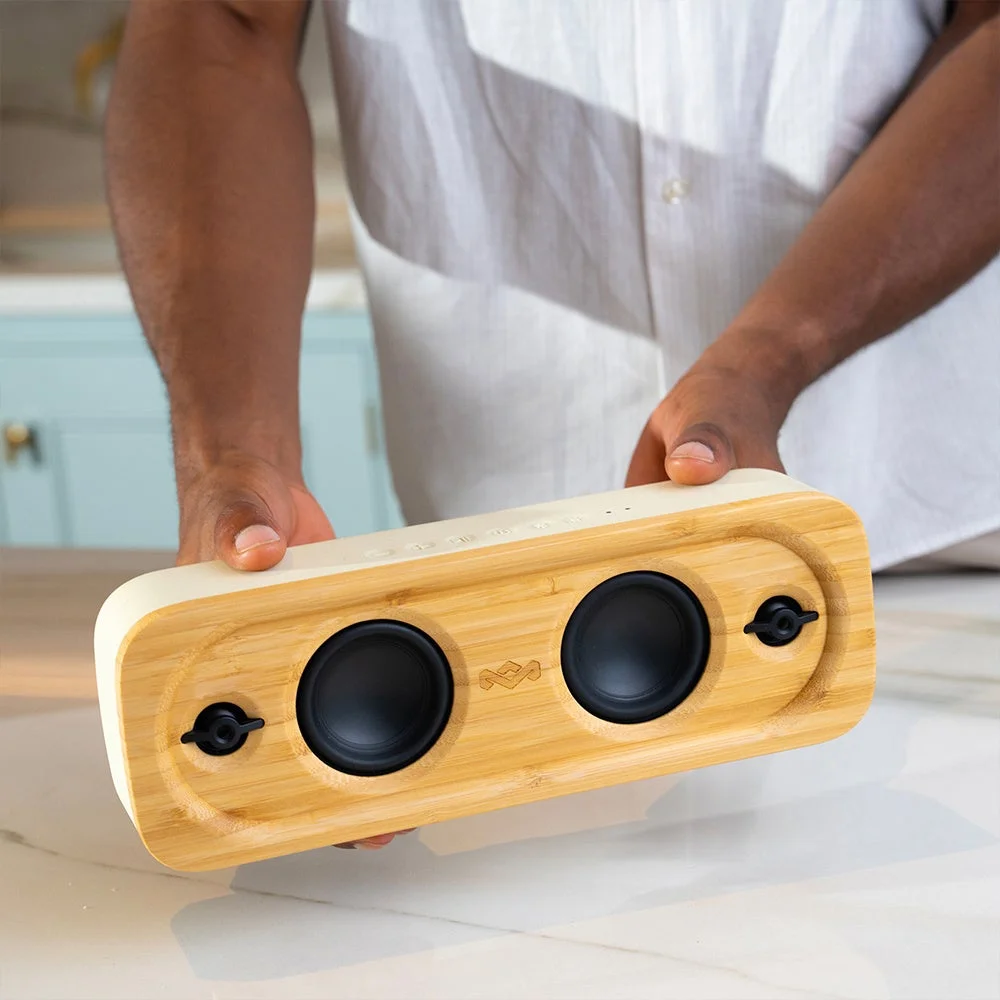 男性がGet Together Goを持っている様子