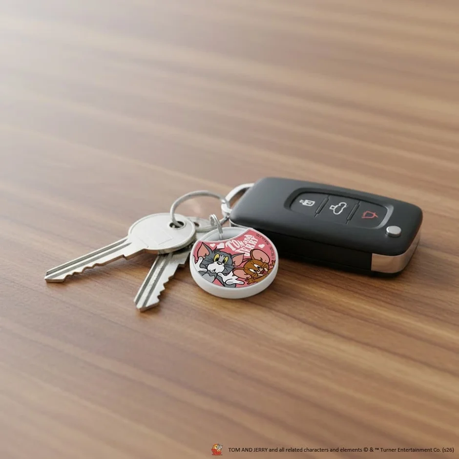 車のスマートキーと鍵に付けられたトムとジェリーのキーホルダー