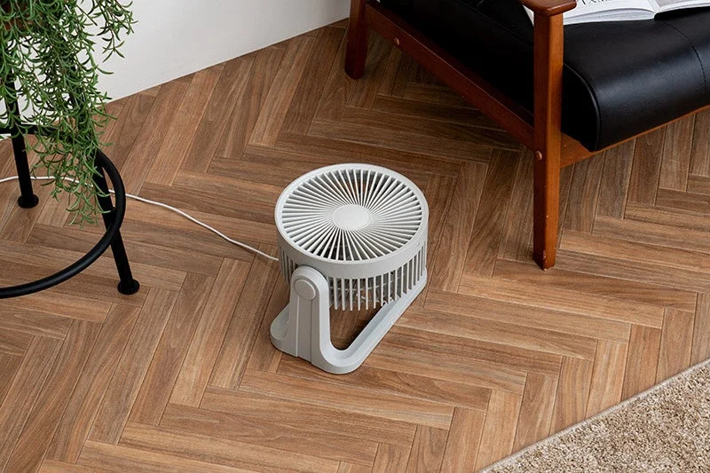 扇風機,サーキュレーター,木目調,フローリング,ヘリンボーン,インテリア,家電,植物,椅子,リビング,シンプル,ナチュラル